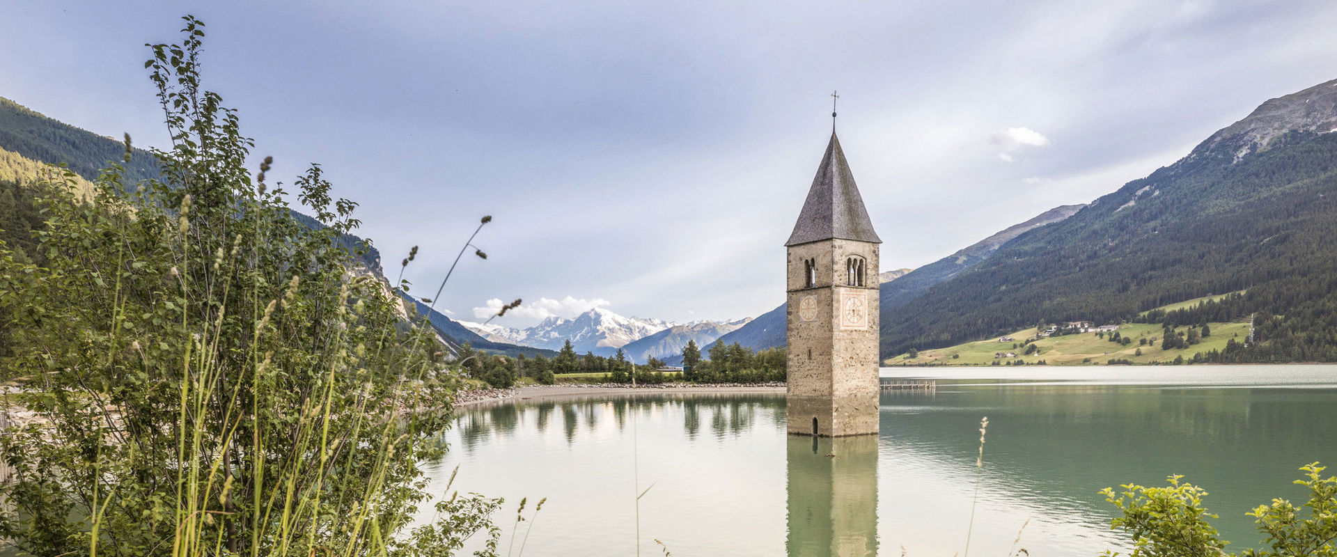 Reschensee mit Kirchturm See mit Kirchturm in der Mitte.