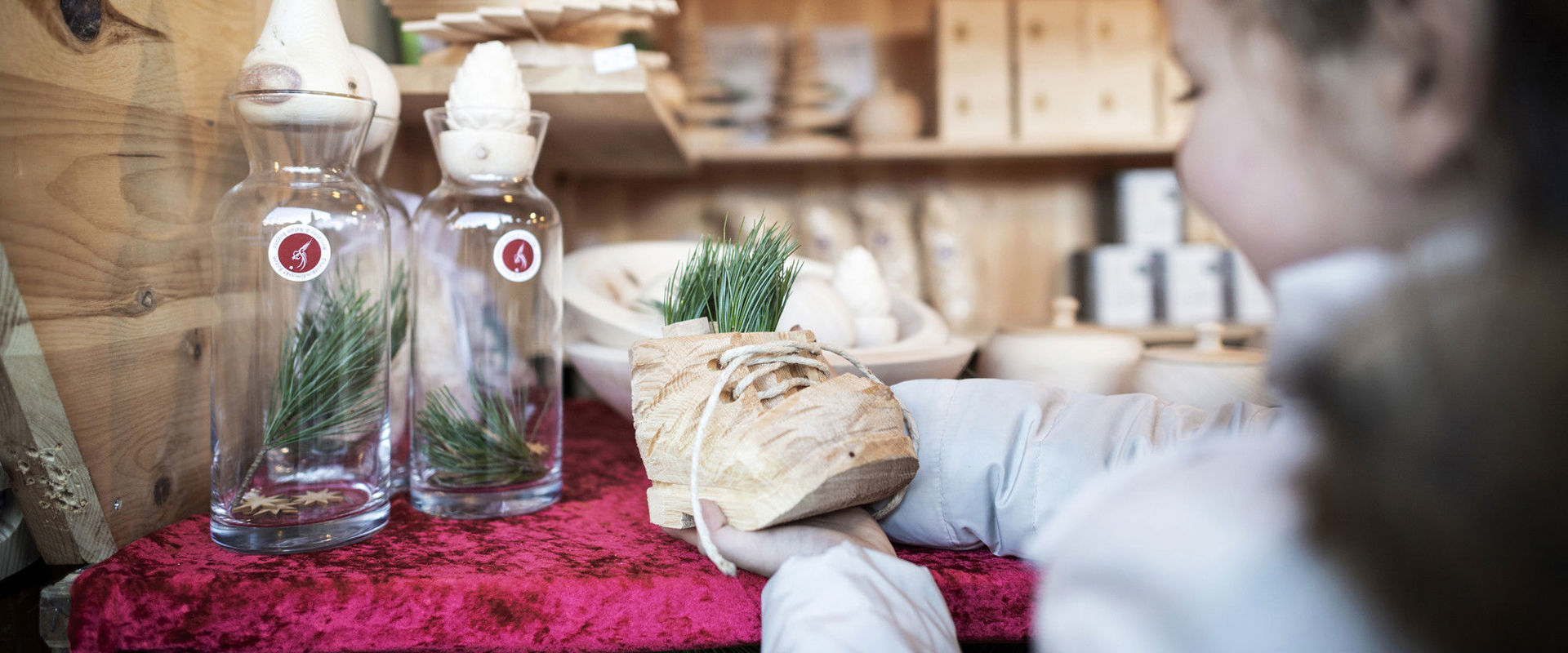 Duft verschiedener Nadelbäumen Kind riecht an unterschiedlichen Ästen von Nadelbäumen.