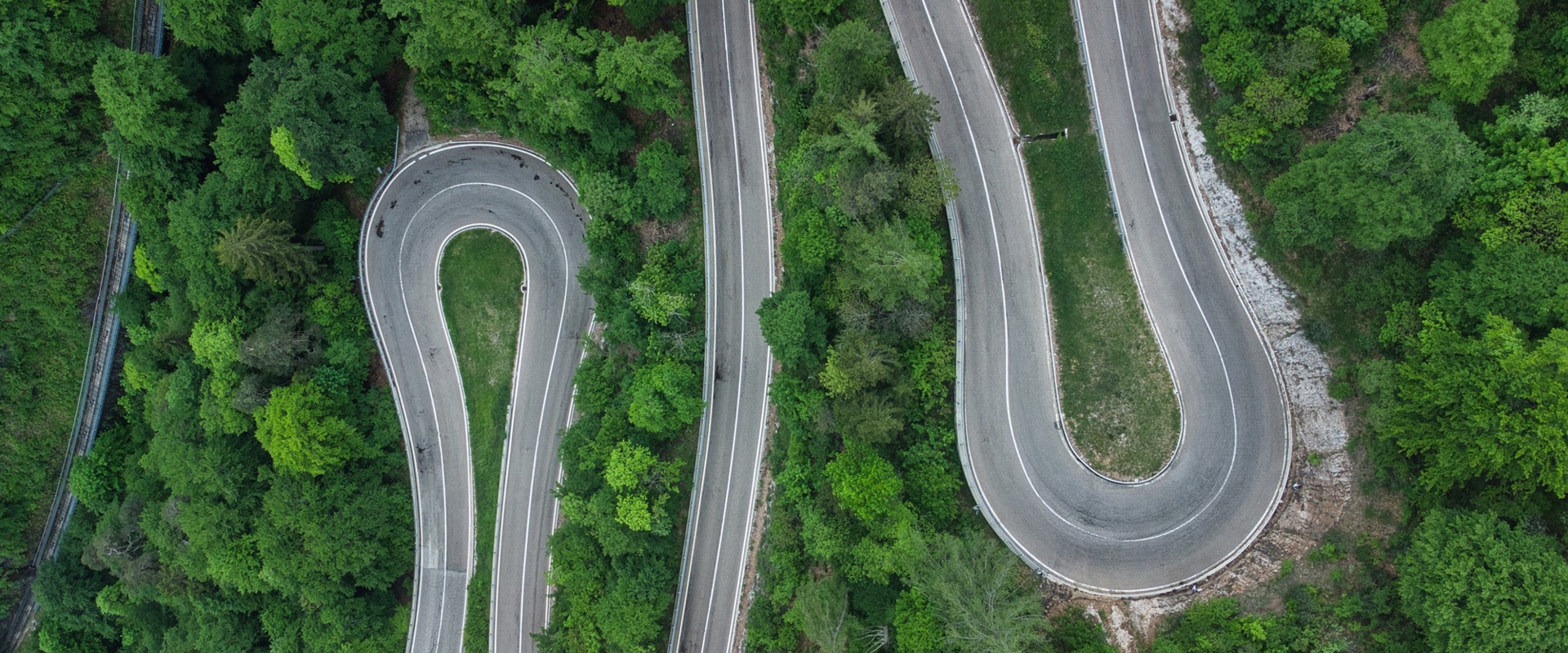 Blick auf die Mendelpassstraße und die Trasse der Mendelbahn