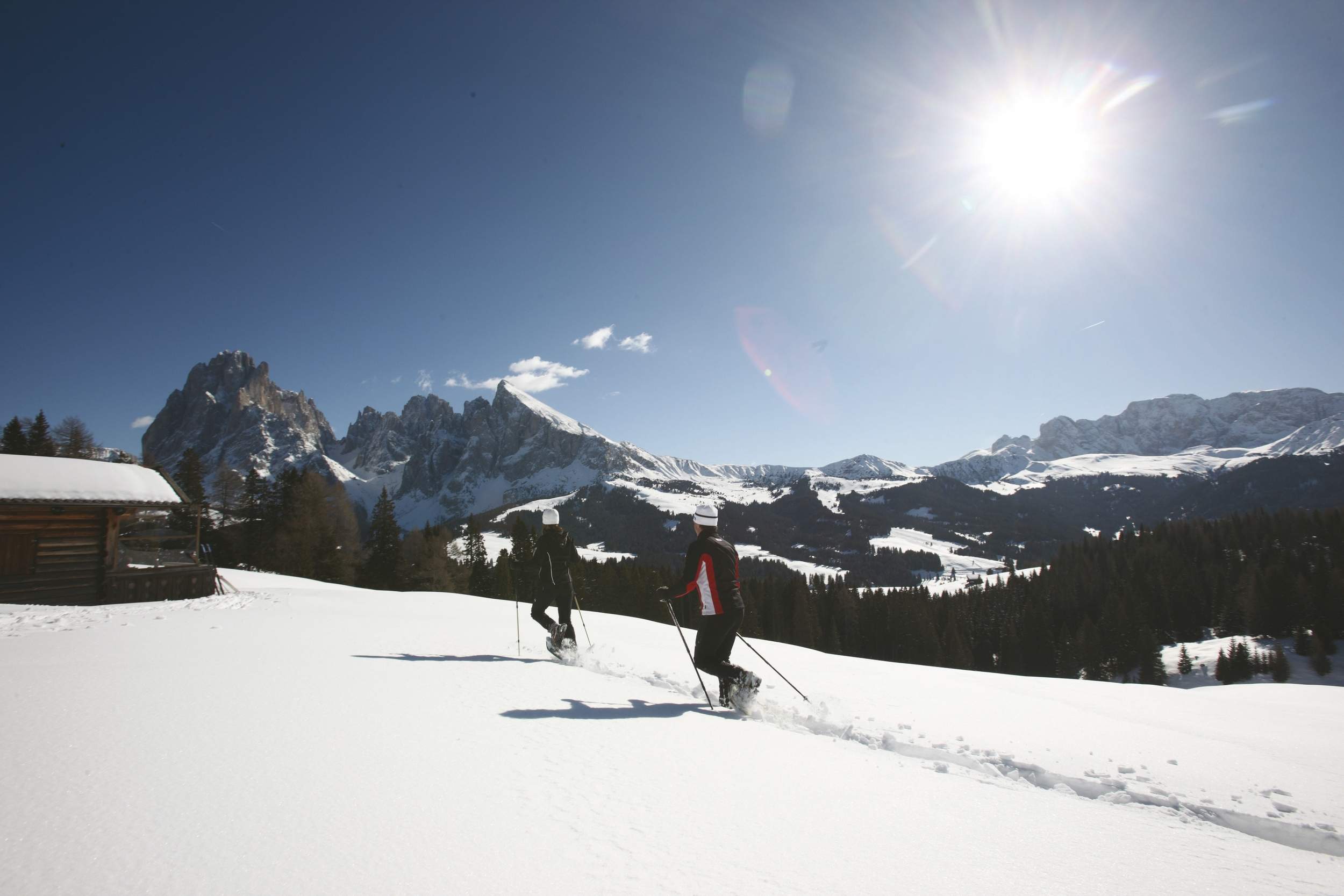 Winterwanderung an einem schönen sonnigen Tag.