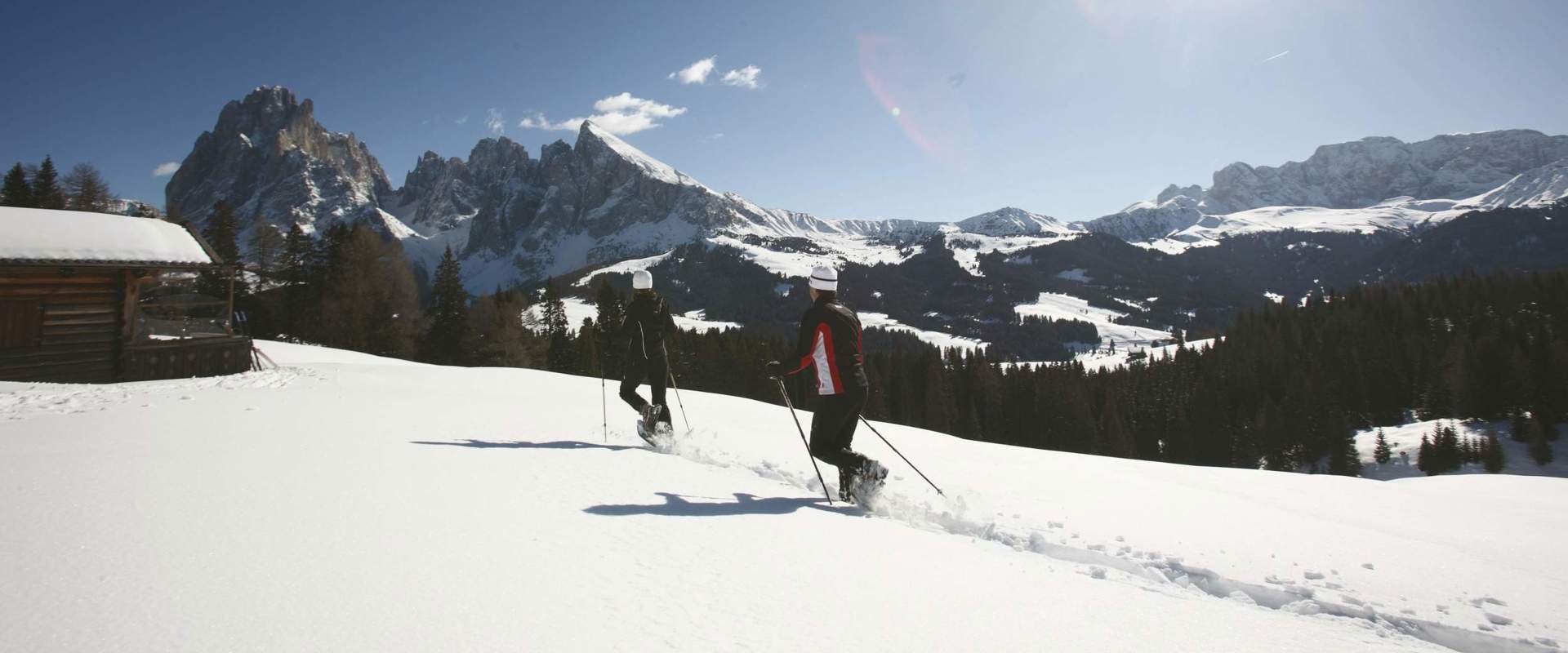 Winterwandern - Ausrüstung und Infos Winterwanderung an einem schönen sonnigen Tag.