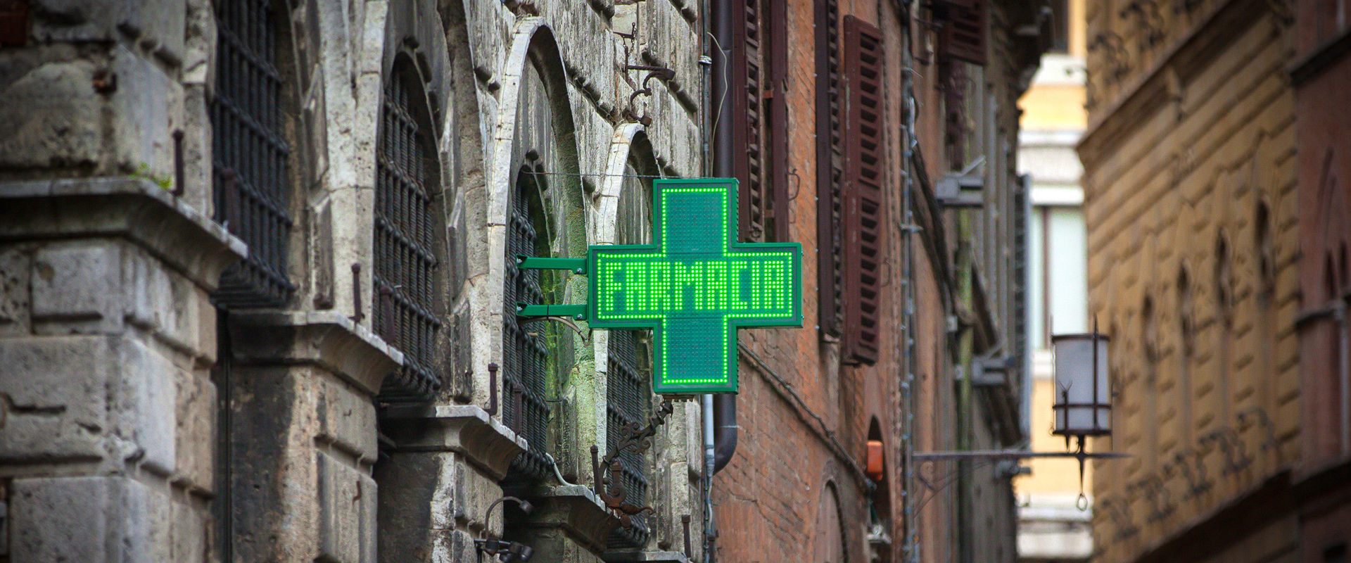 Apotheken Grünes Apothekenschild hängt an den Mauern eines Hauses.