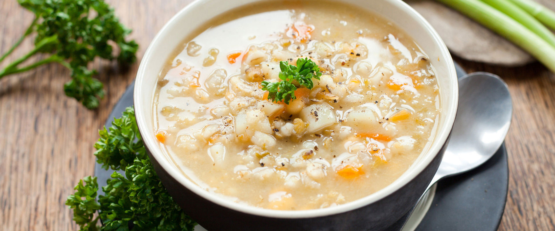 Gerstsuppe  Teller Gerstsuppe mit Gemüse dekoriert.