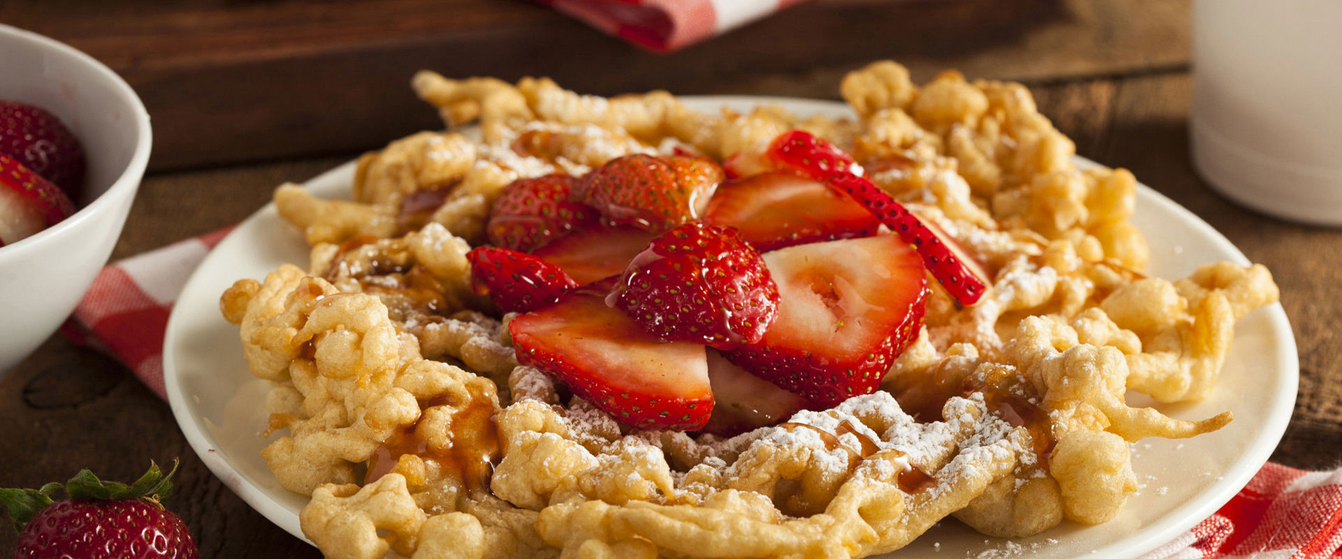 Strauben Strauben mit frischen Erdbeeren.