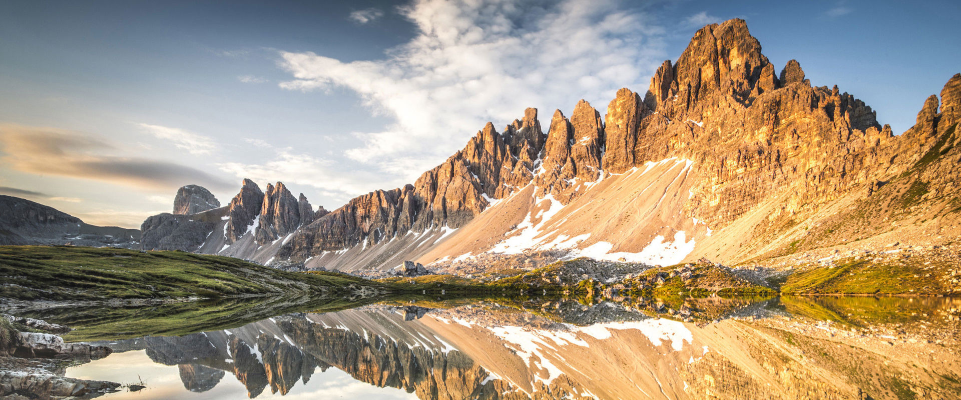 Dolomiten Höhenwege Dolomiten Höhenwege - Berggipfel spiegeln sich in einem Bergsee