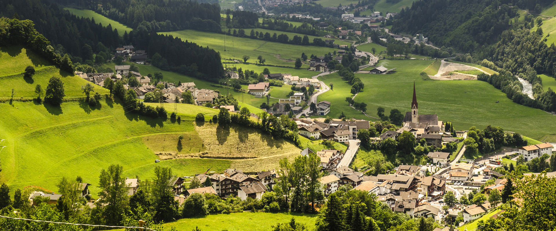 St. Leonhard in Passeier Blick auf das Dorf St. Leonhard in Passeier und umliegende Naturlandschaft.