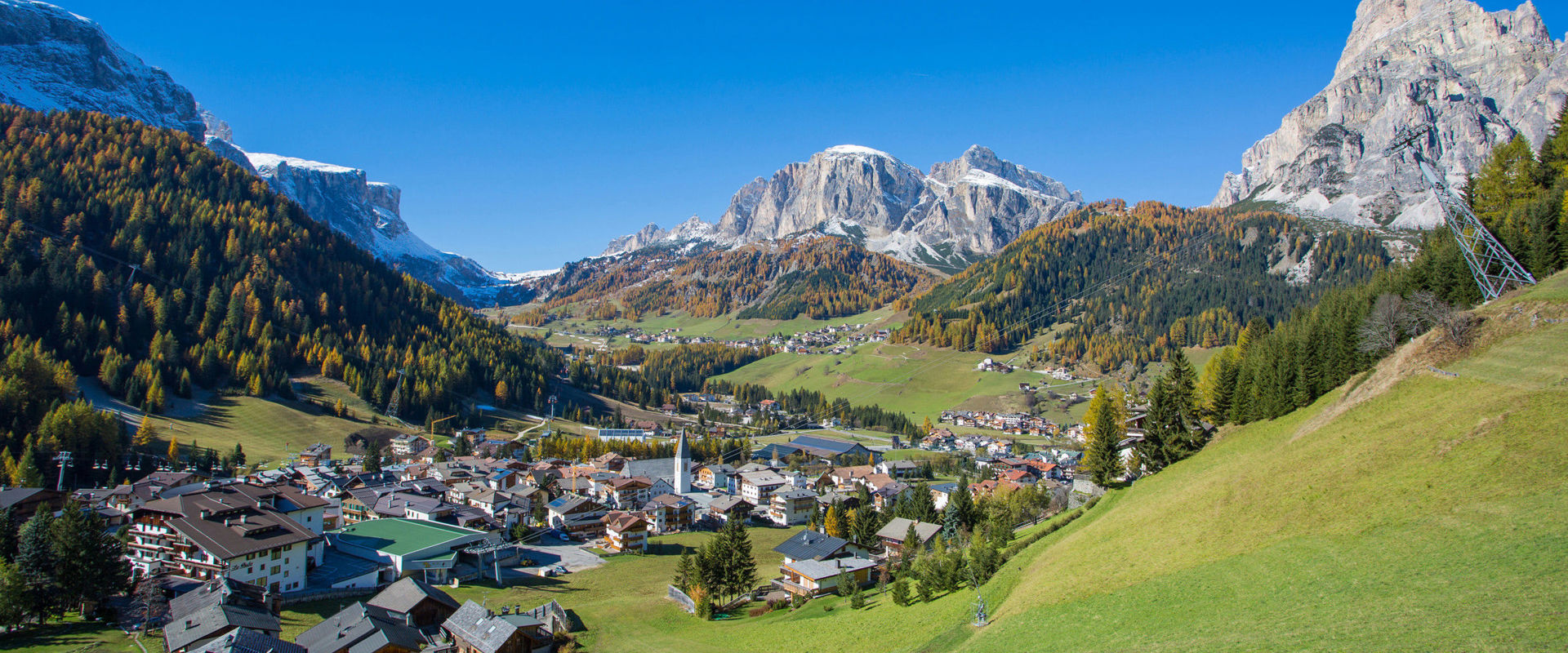 Corvara Blick auf Corvara bei traumhaftem Herbstwetter mit Dolomiten-Bergen