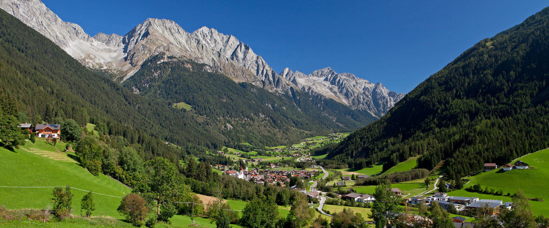 Antholz Antholz mit den Gipfeln des Naturparks Rieserferner-Ahrn