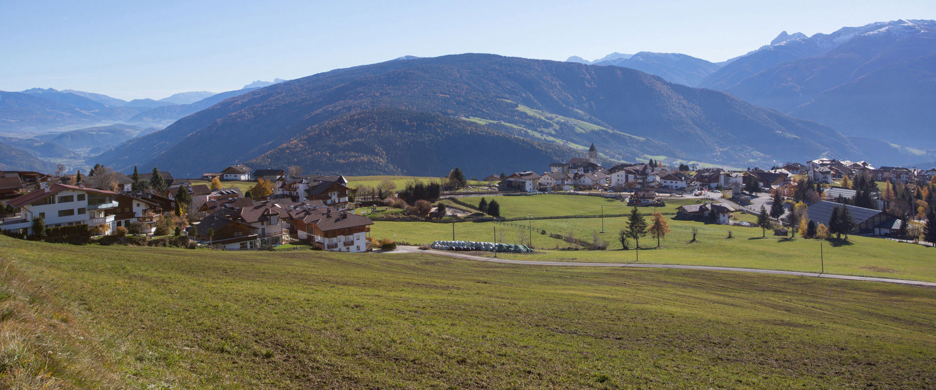 Meransen Dorfansicht Meransen mit grünen Wiesen & Bergblick