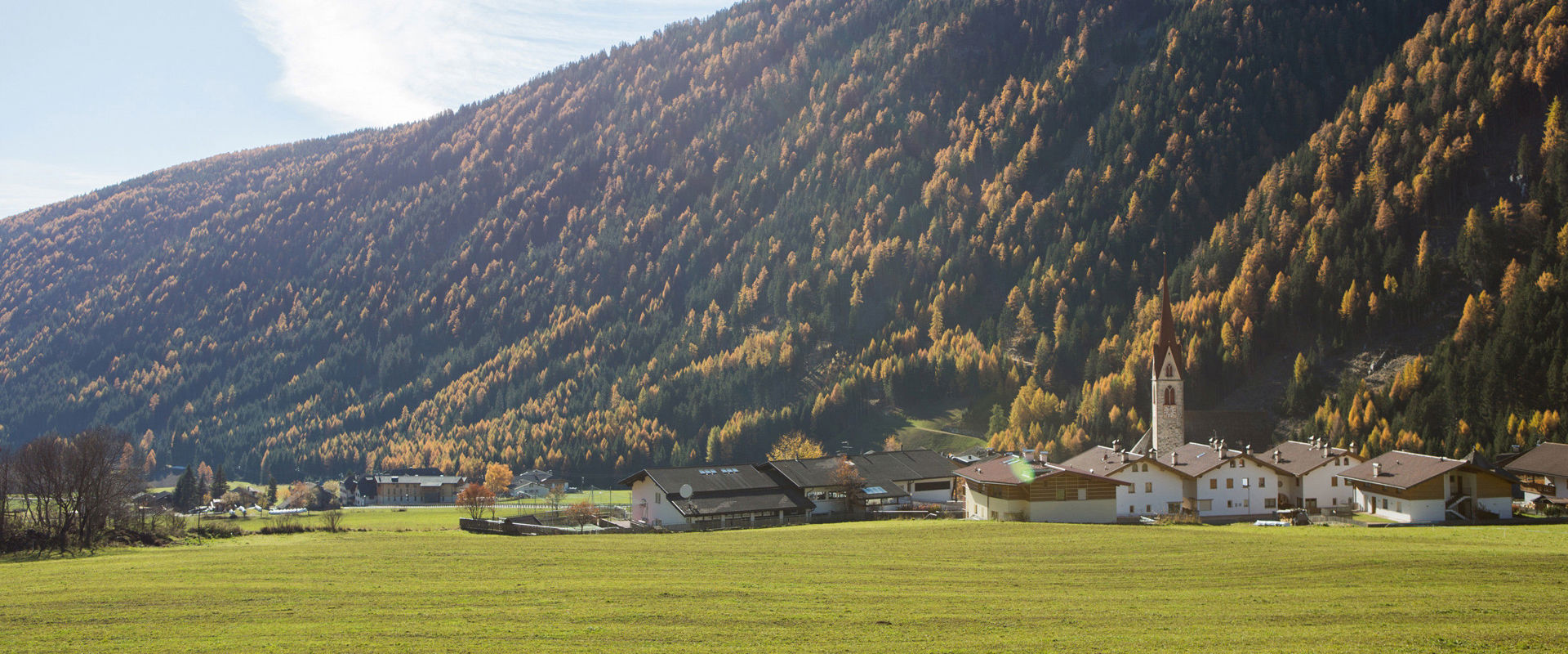 Vals Blick auf Vals & grüne Wiesen im Herbst