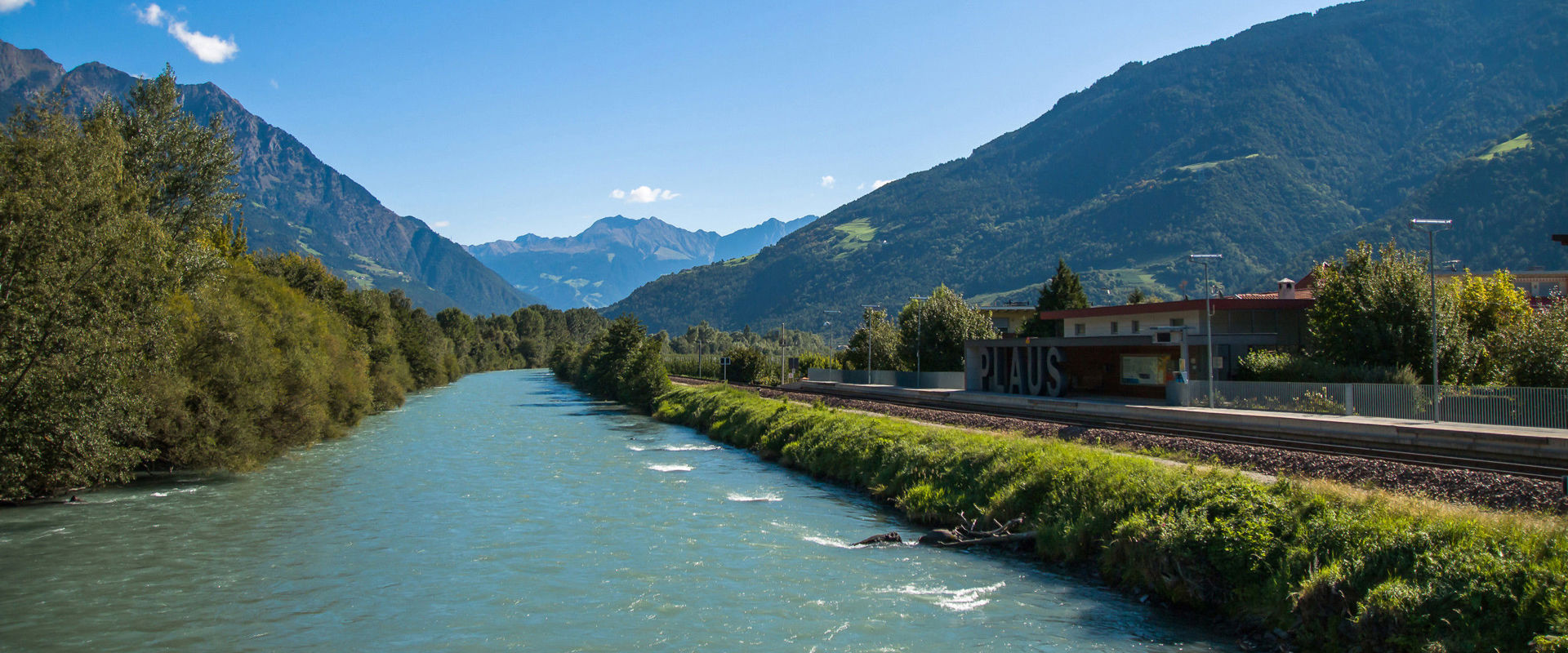 Etsch Die Etsch und rechts davon das Dorf Plaus.