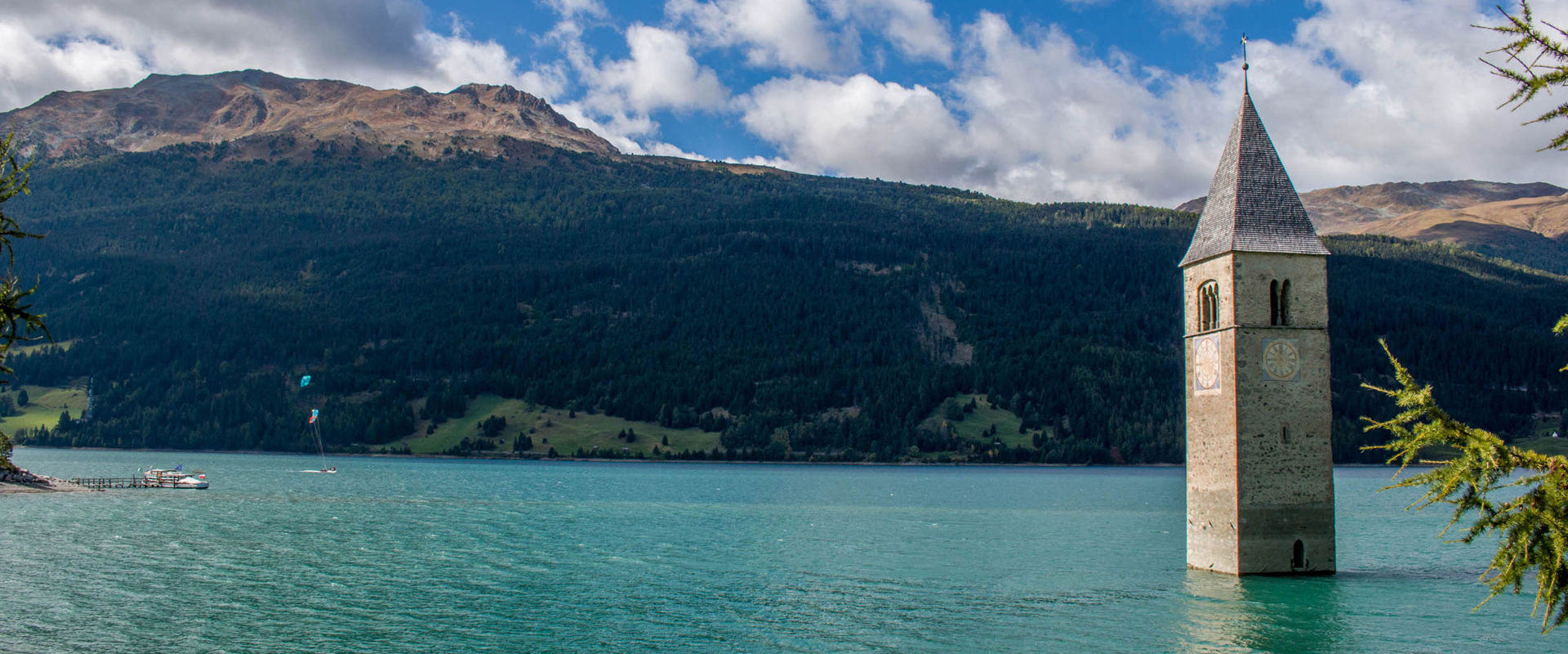 Reschensee Blick auf den Reschensee und dem aus dem Wasser ragenden Kirchturm.