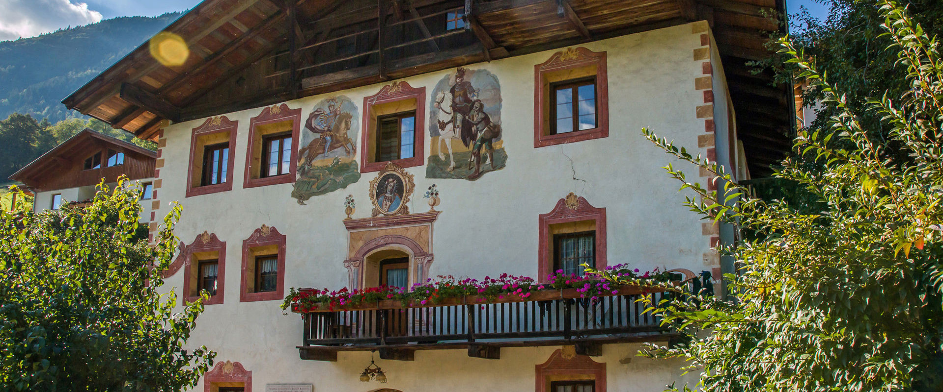 Malerhaus St. Martin in Passeier. Altes Haus mit Wandmalereien.