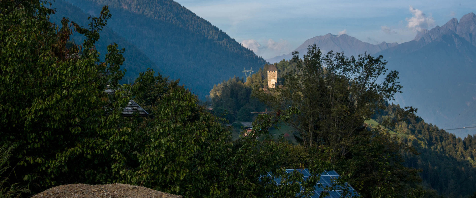 Schloss Eschenlohe bei St. Pankraz Blick in die Ferne auf Schloss Eschenlohe.