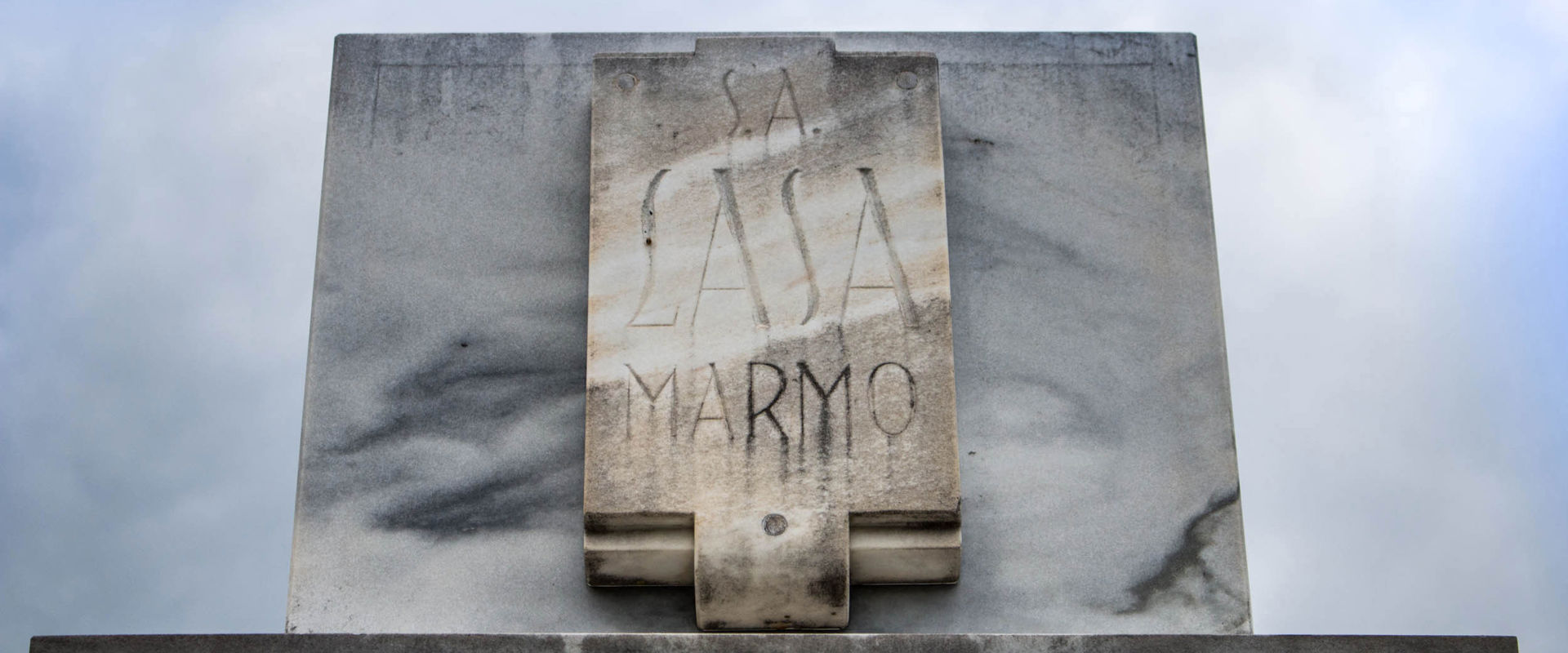Marmorblock Marmorblock mit Innschrift "Lasa Marmo".