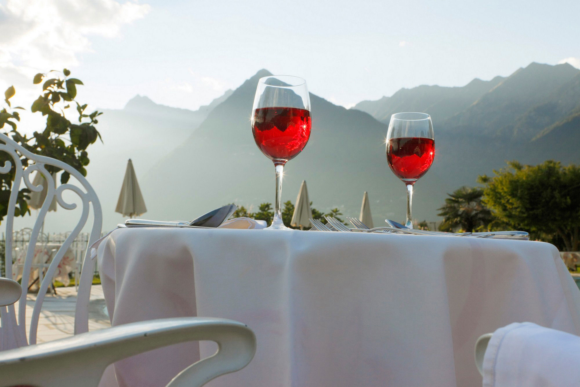 Gedeckter Tisch mit 2 Gläser Rotwein.