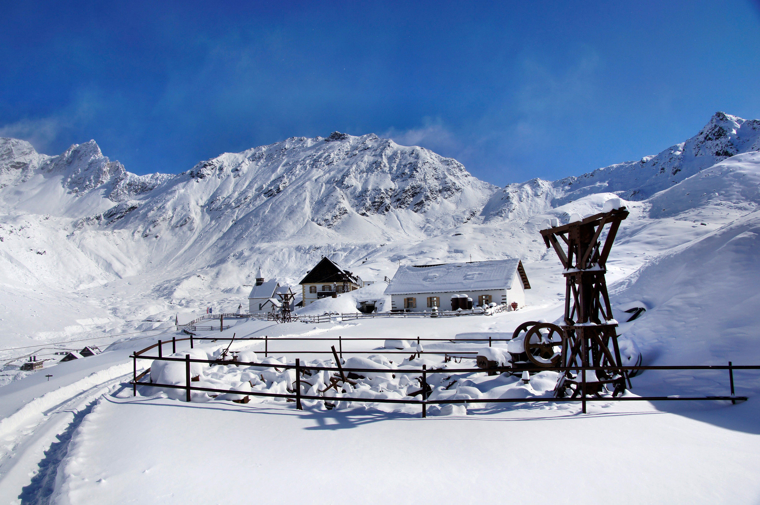 Schneebedeckte Schutzhütte Schneeberg und Kirche Maria Schnee.