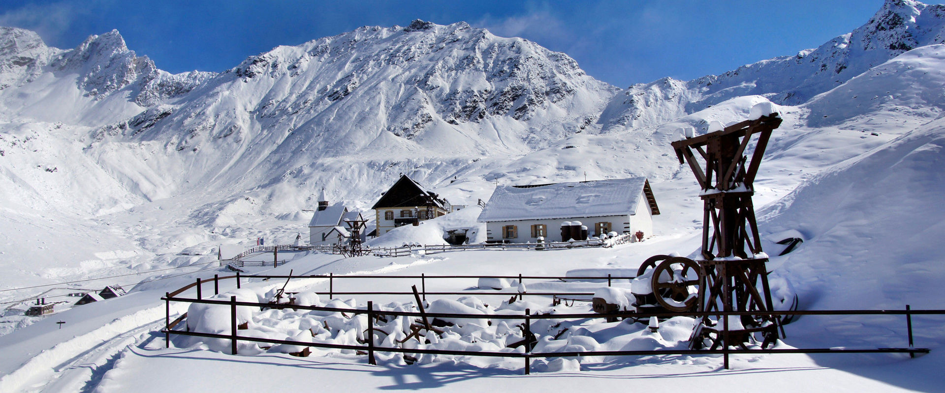 Schutzhütte Schneeberg Schneebedeckte Schutzhütte Schneeberg und Kirche Maria Schnee.