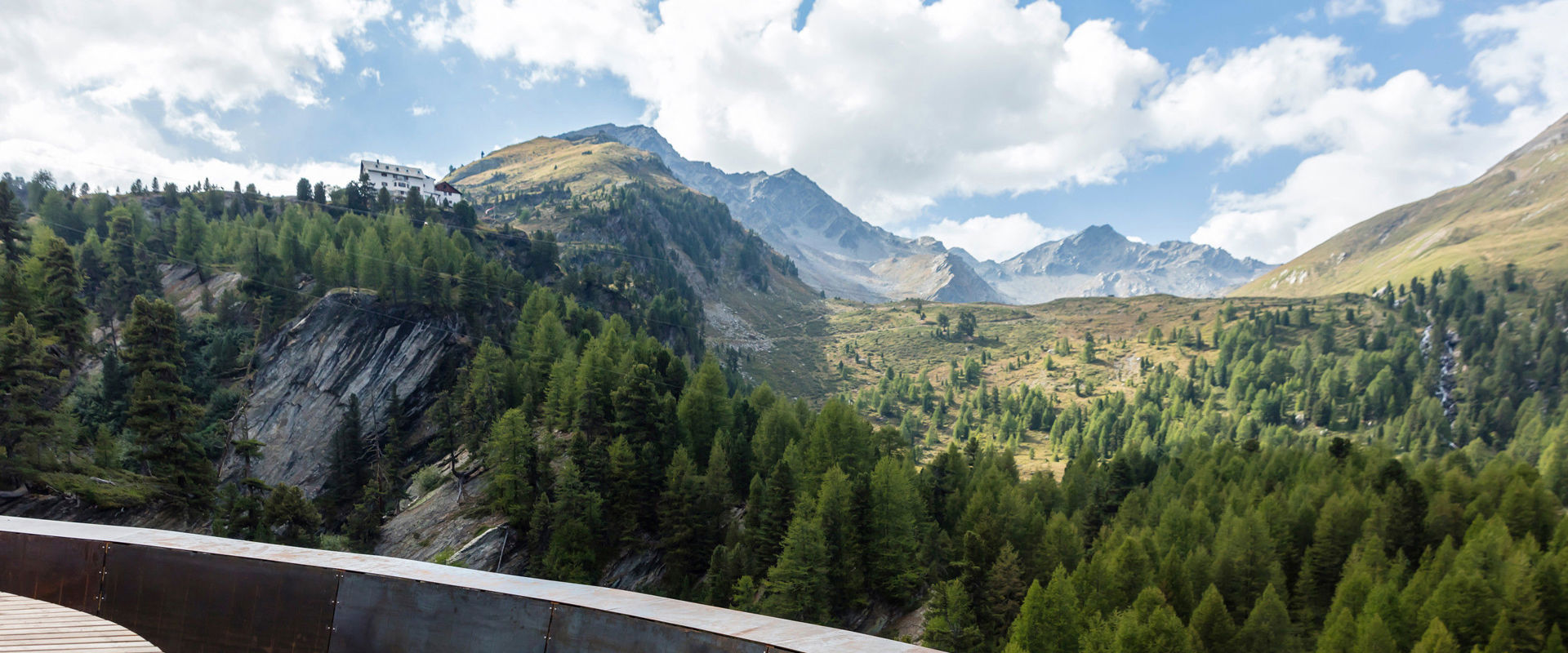 Aussichtspunkt "Die Sichel" bei der Plimaschlucht im Martelltal. Plimaschlucht im hinteren Martelltal.