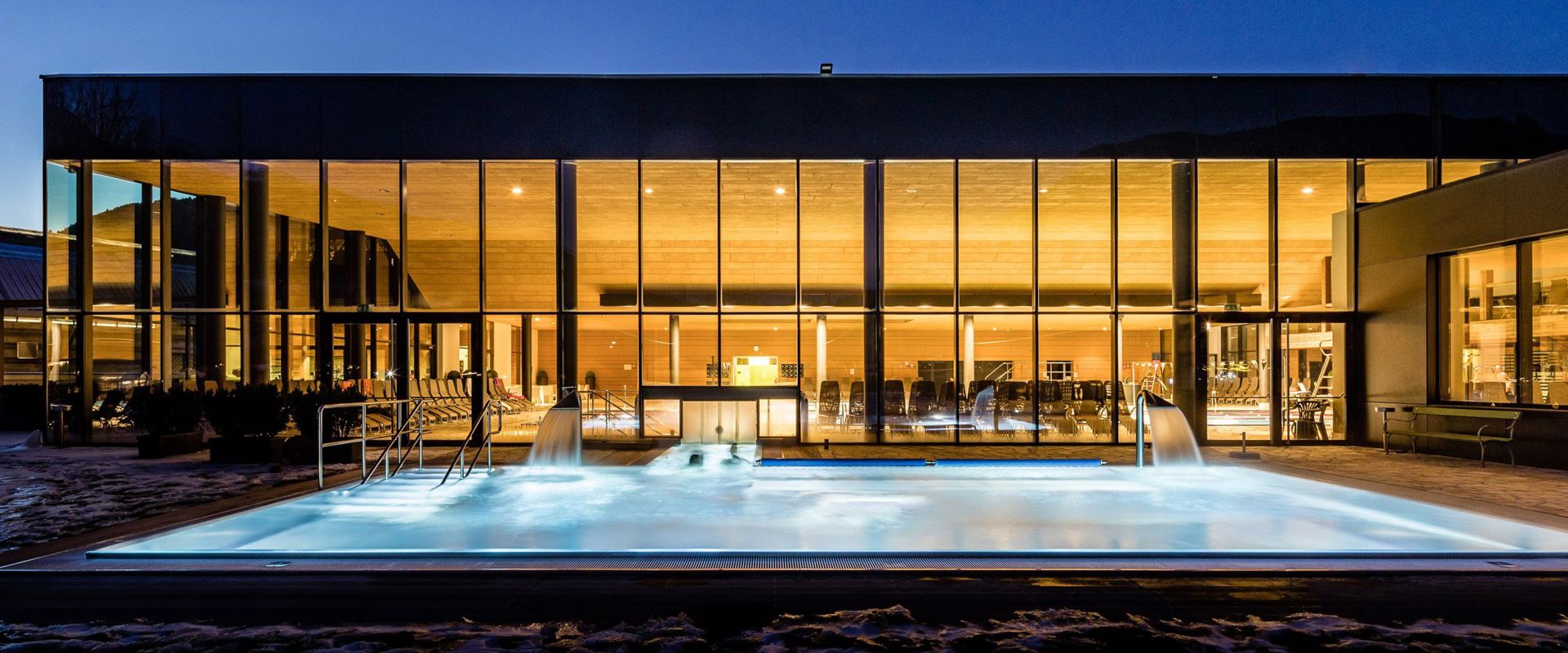 Balneum Sterzing Bild vom Außenbereich des Sterzinger Schwimmbads.