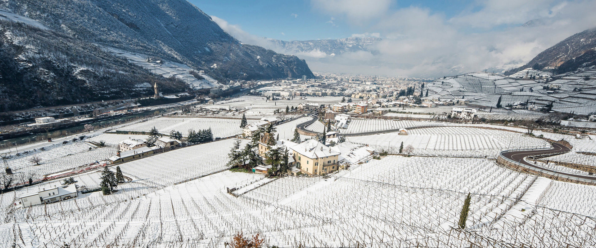 Ansitz bei Bozen, Schnee, Weinberge und Wolken