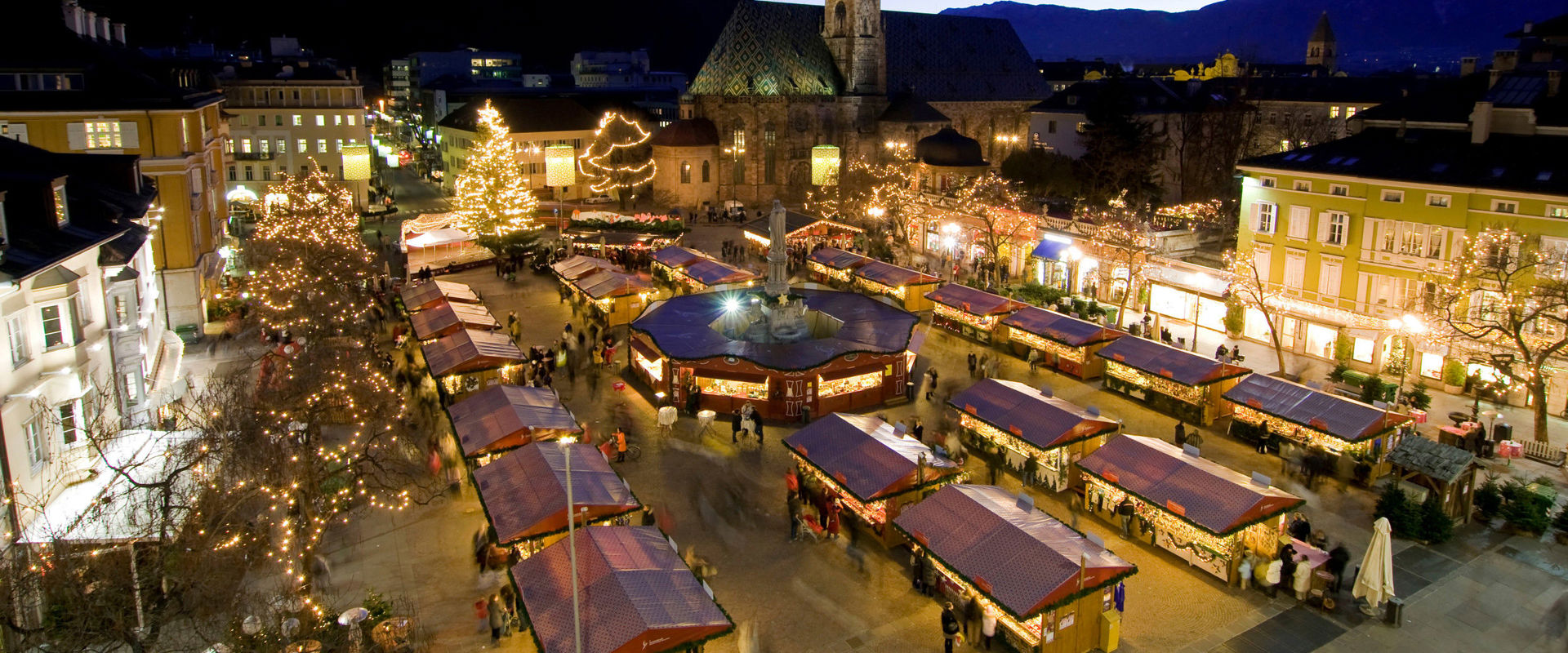 Bozen Weihnachtsmarkt mit Dom am Waltherplatz in Bozen bei Nacht