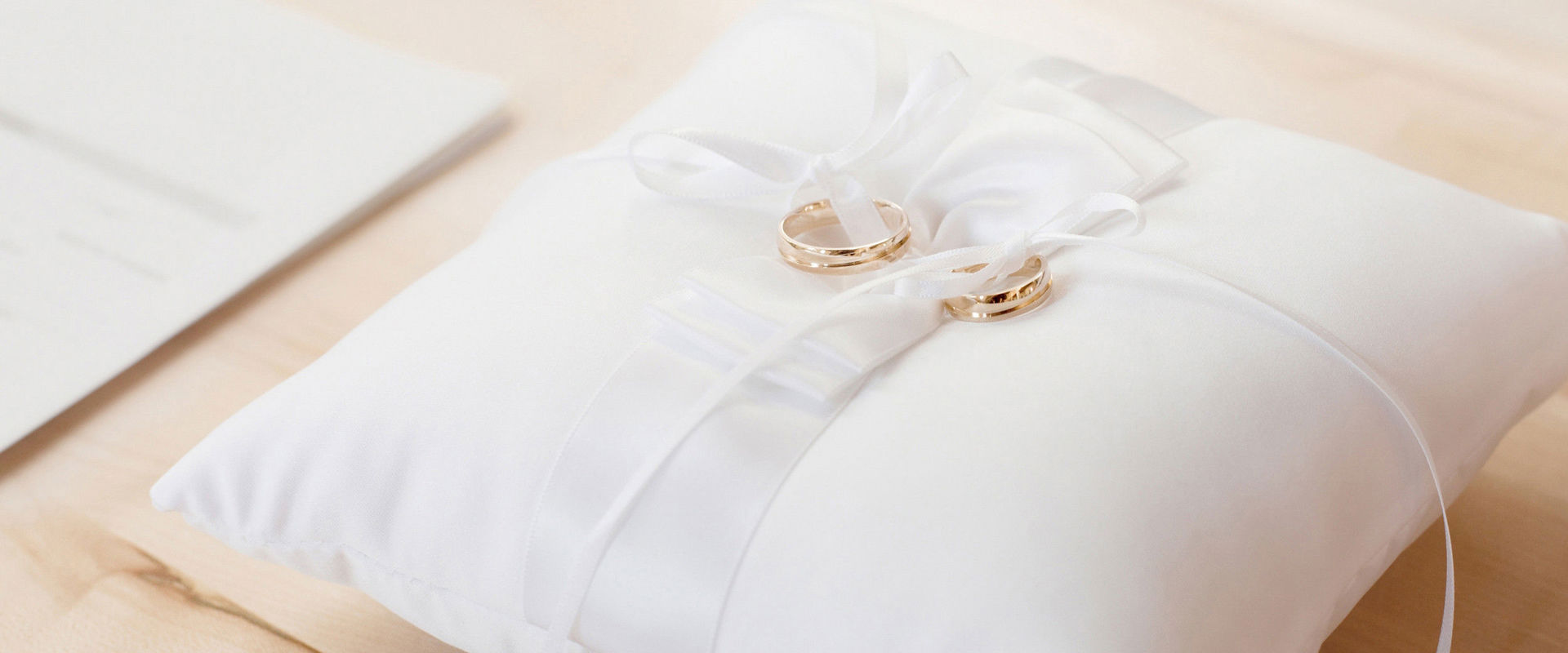 Kissen mit 2 goldenen Hochzeitsringen.
