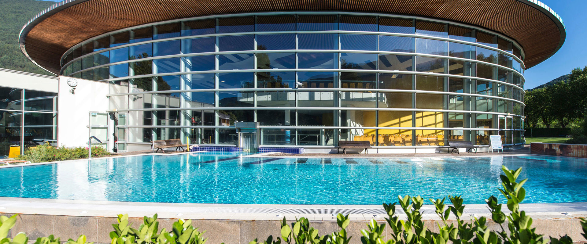 Blick auf das Schwimmbad Acquarena Brixen.