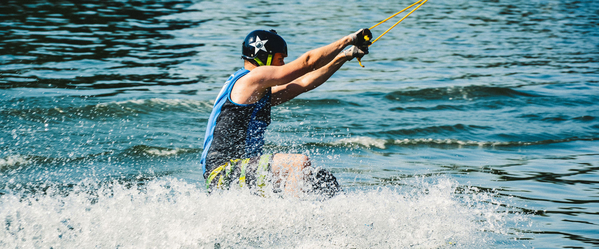 Kitesurfen in Südtirol Junge beim Kitesurfen auf einem See in Südtirol.