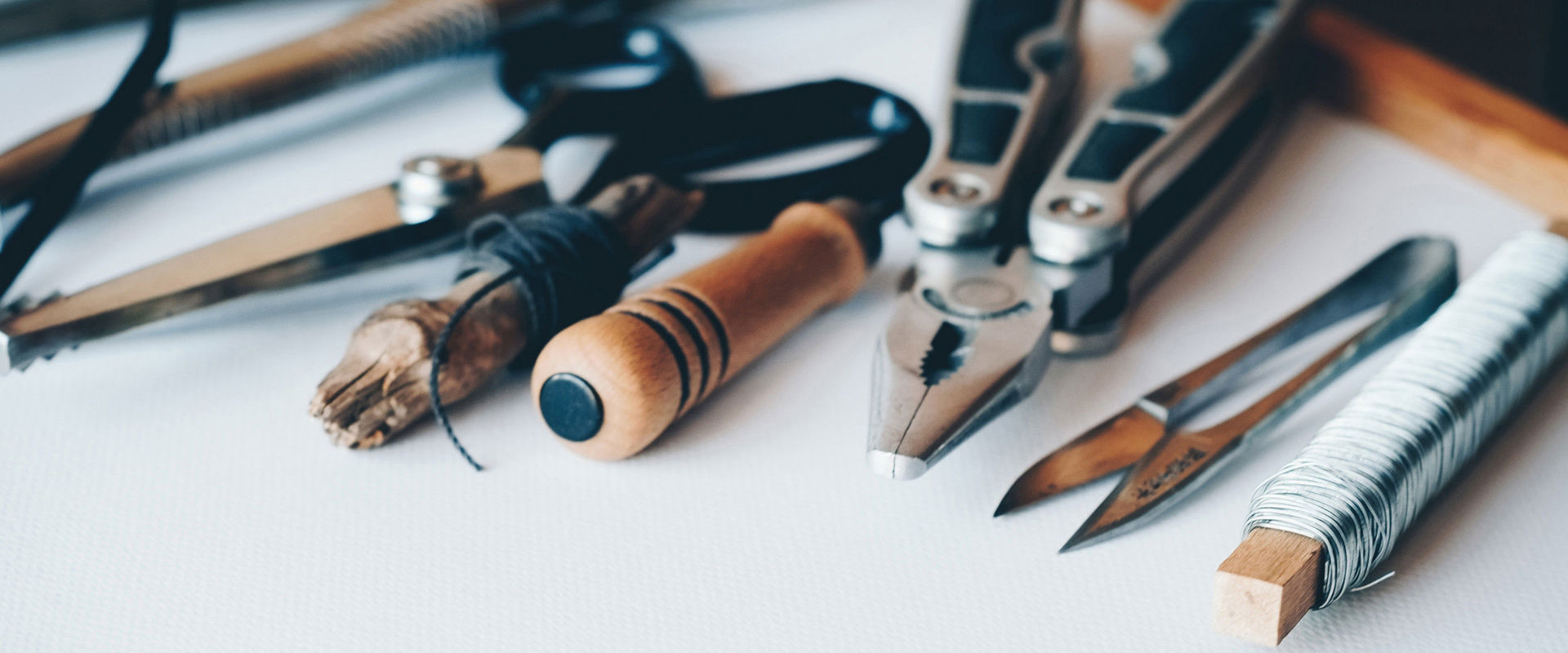 Werkzeug Mehrere Werkzeuge liegen auf einem Tisch.