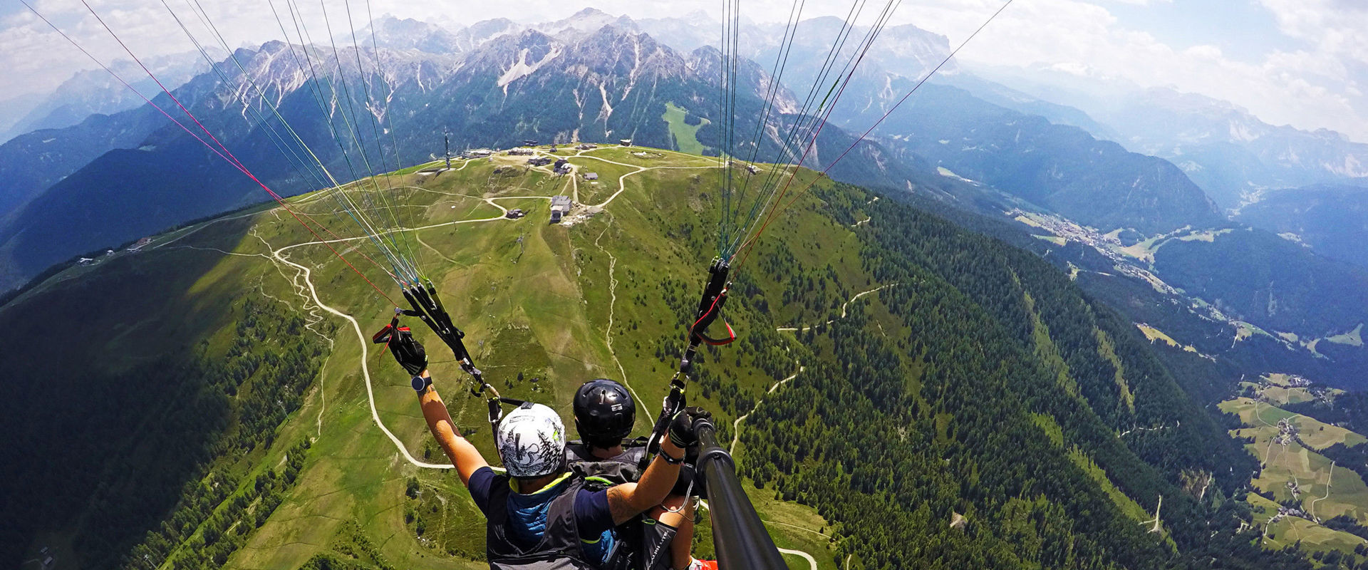 Paragliding Kronplatz im Sommer. Tandem Gleitschirmfliegen über dem Kronplatz im Sommer.