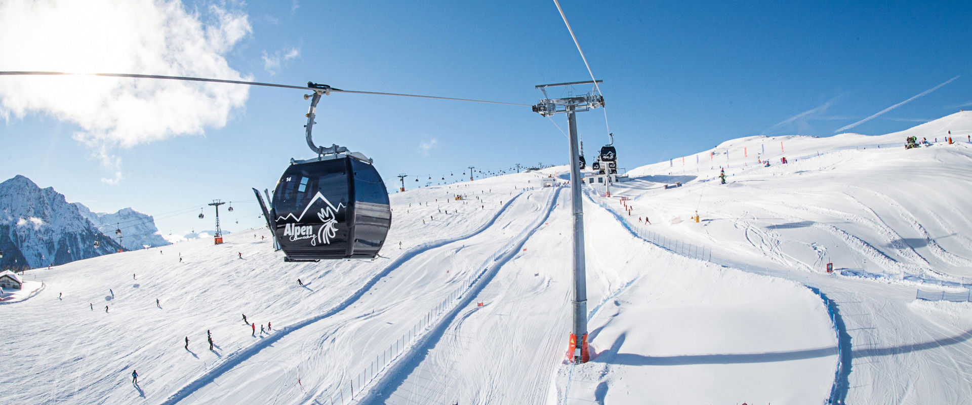 Blick auf die Gondel und die Skipiste Kronplatz.
