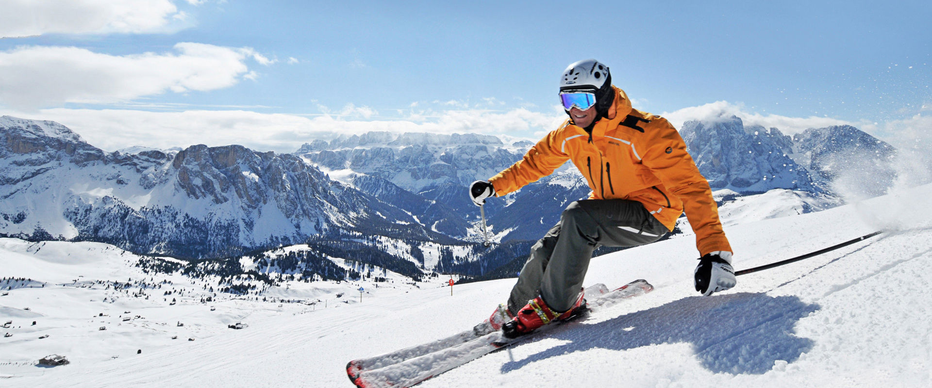 Skifahrer Skifahrer fährt die Piste hinunter.