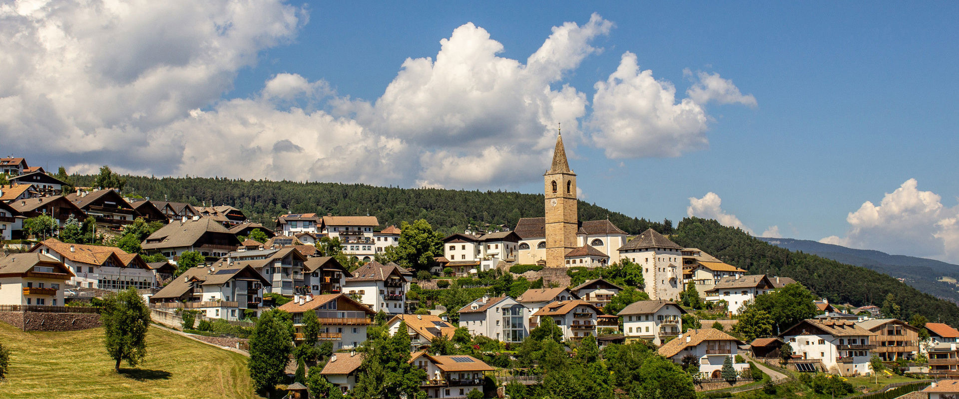 Häuser und Kirche in Jenesien