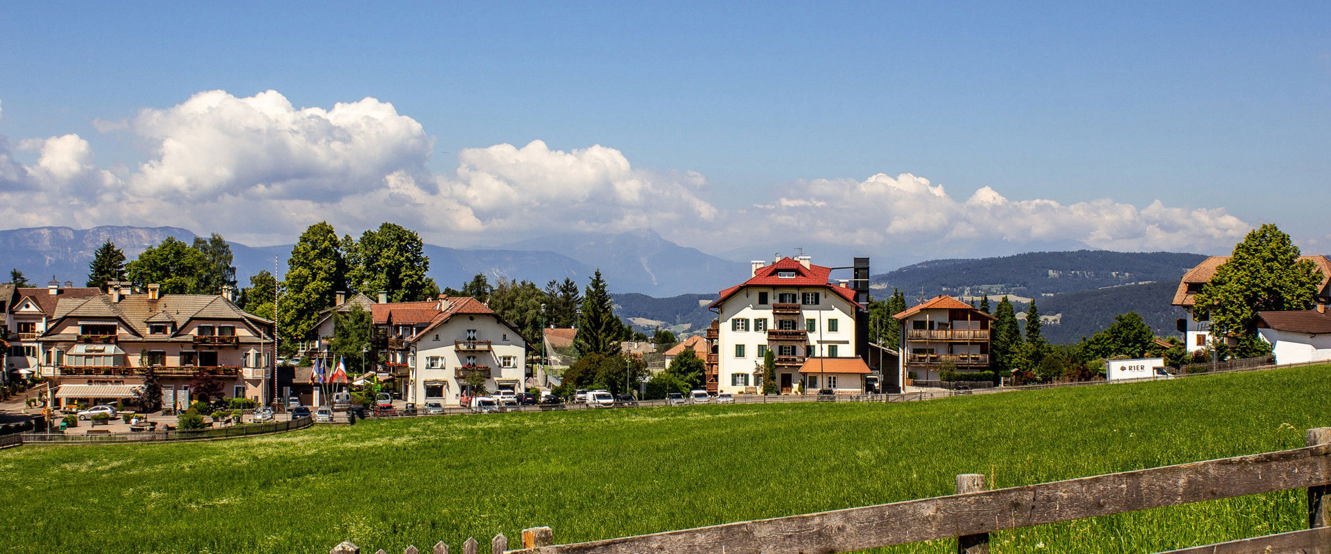 Häuser und umzäunte Wiese in Oberbozen
