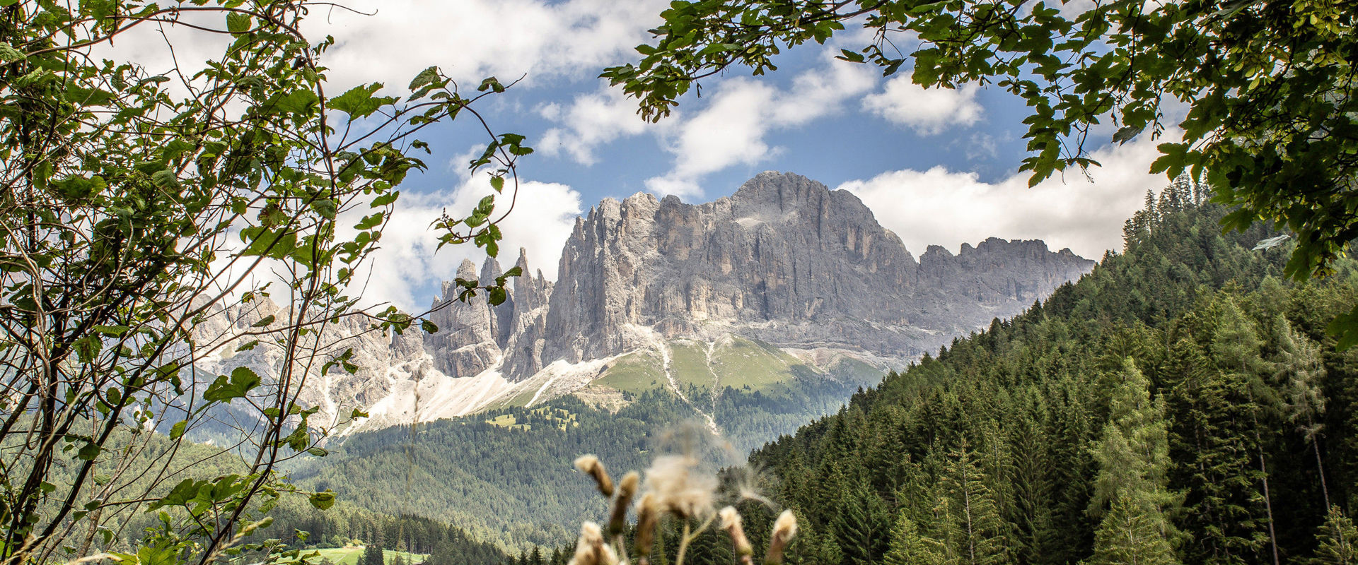 Blick auf die Berge entlang des Höhenwegs.