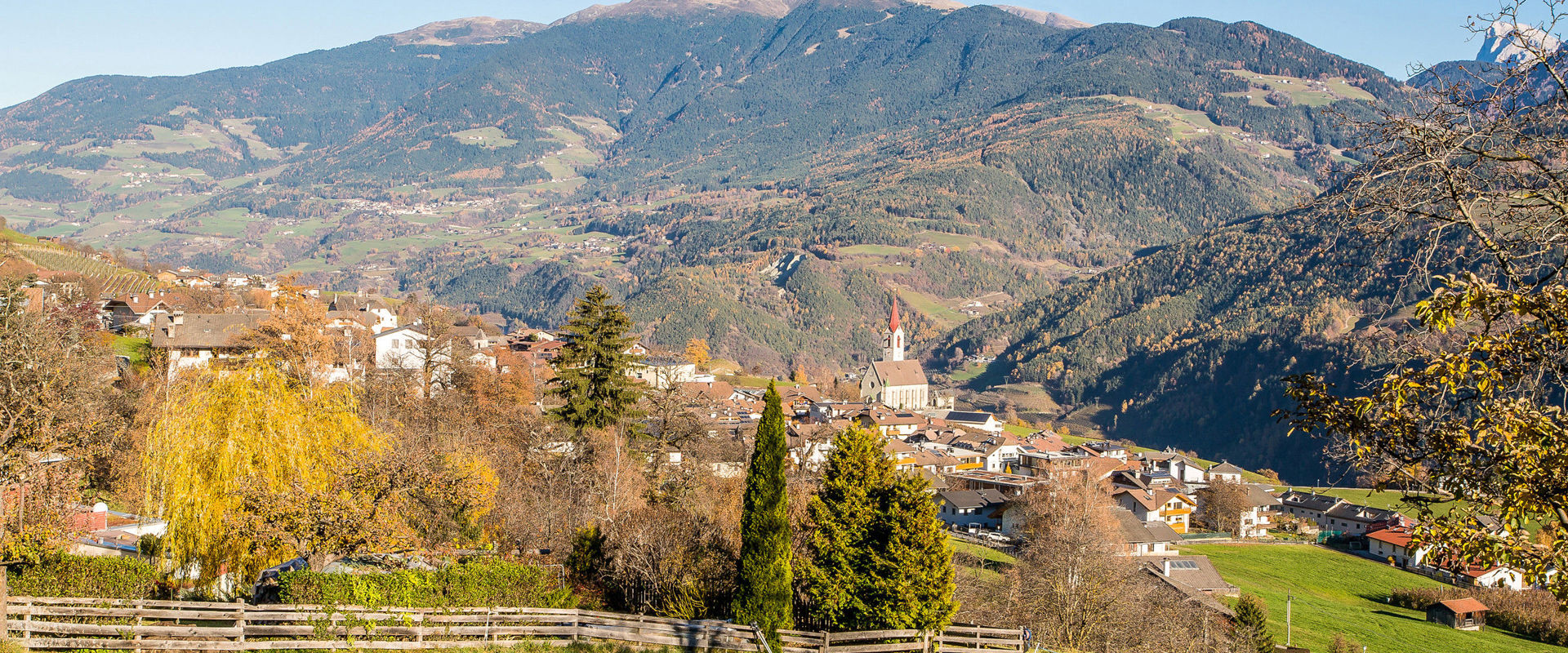 Feldthurns mit Pfarrkirche im Herbst & Blick auf die Plose