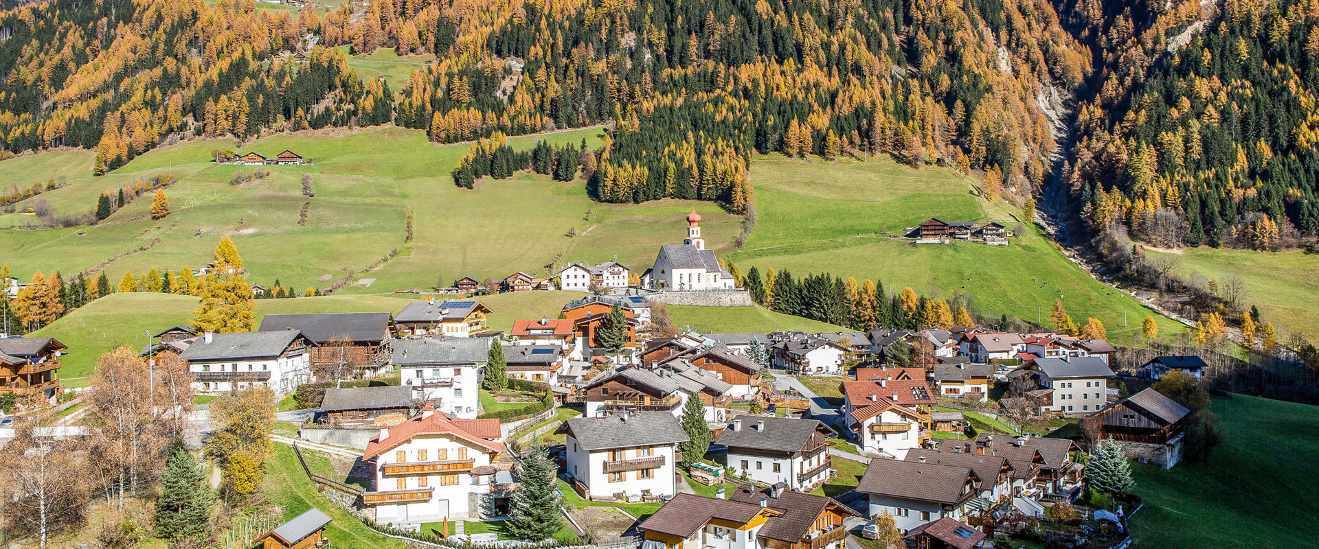 Pfunders Pfunders mit Pfarrkirche & herbstgefärbten Bäumen
