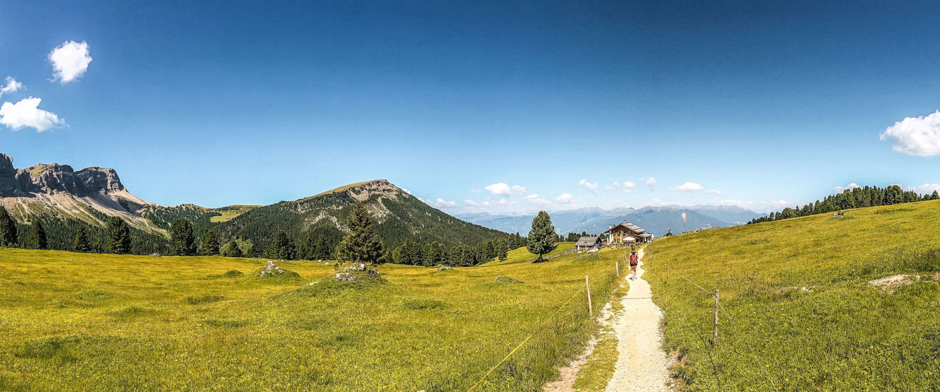 Wandern auf Almwiesen in Villnöss