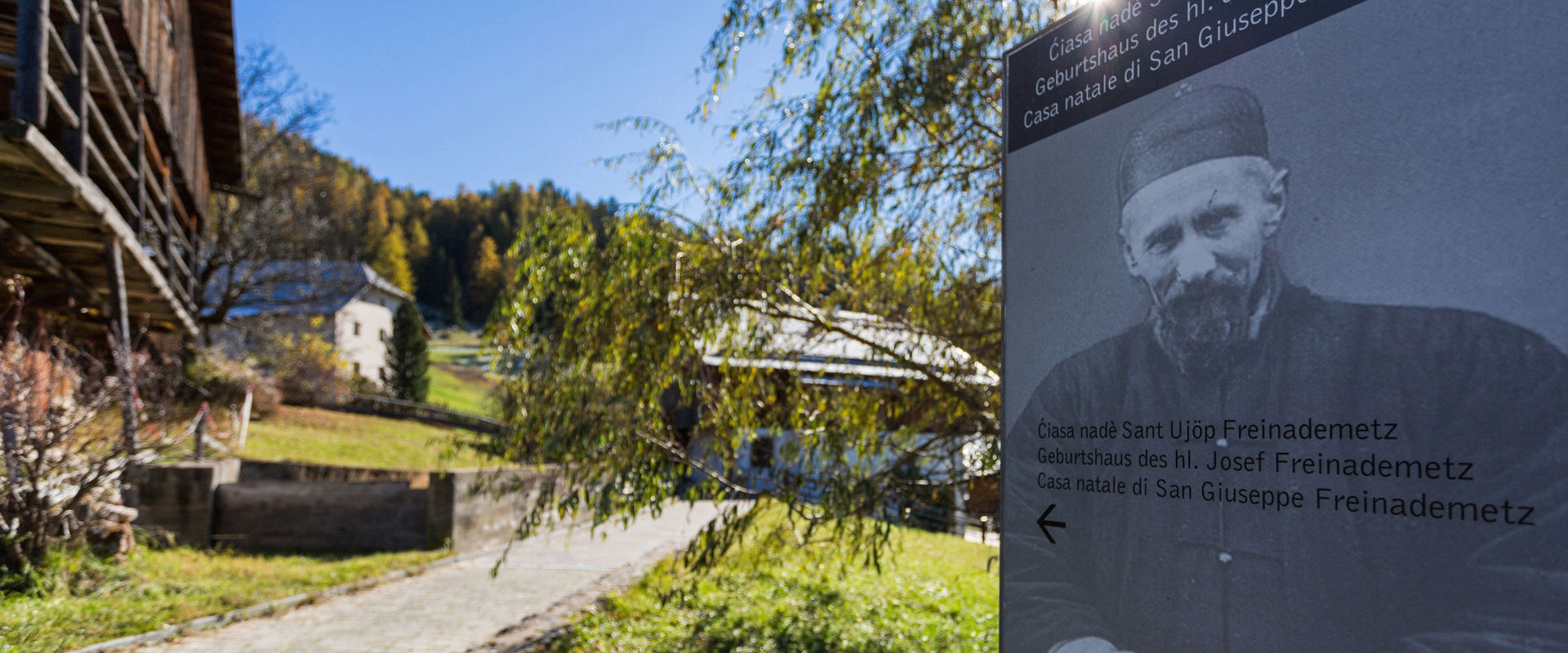 Informationstafel Hl. Josef Freinademetz mit Geburtshaus in Oies