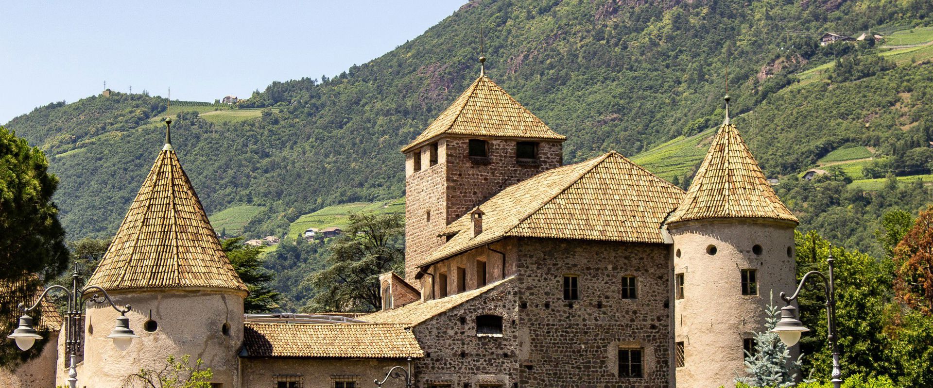 Blick auf das Schloss Maretsch mitten im Grünen.