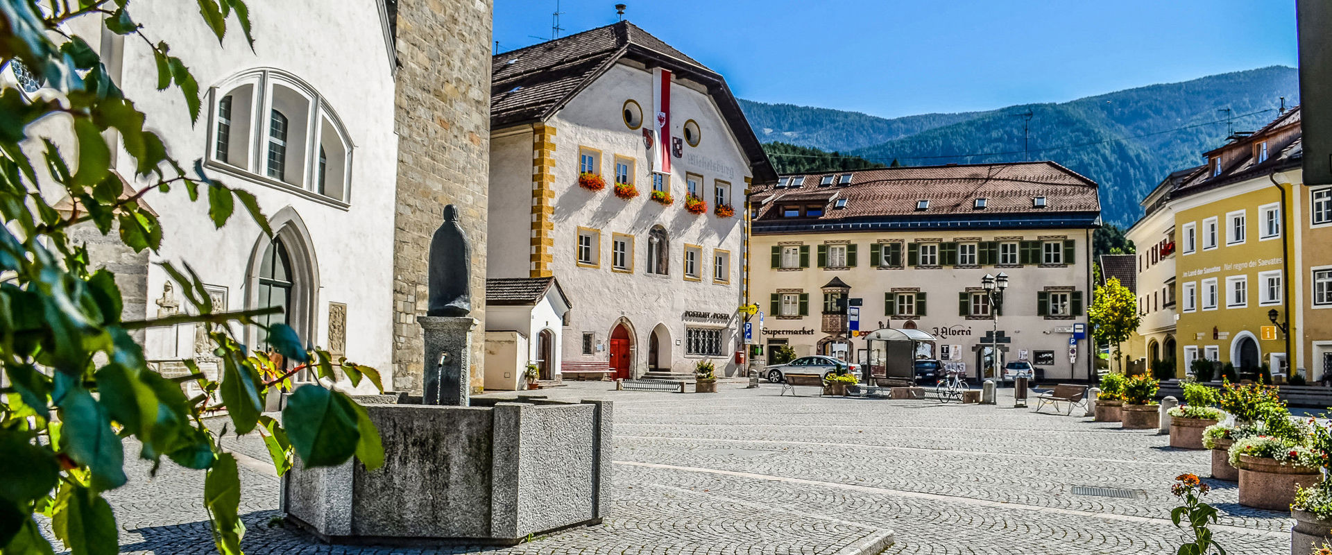 St. Lorenzen Pfarrplatz mit Brunnen in St. Lorenzen