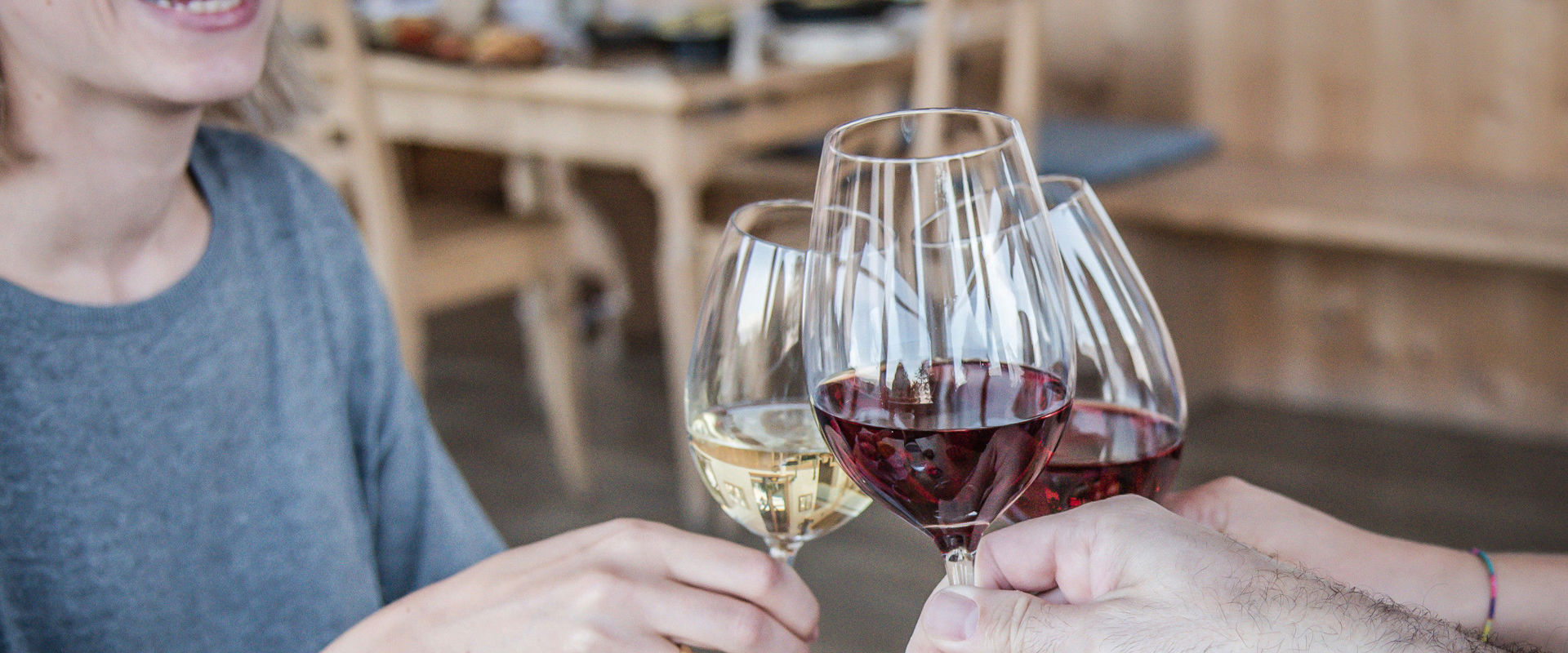 Zusammen anstoßen Freunde stoßen zusammen mit einem Glas Wein an.