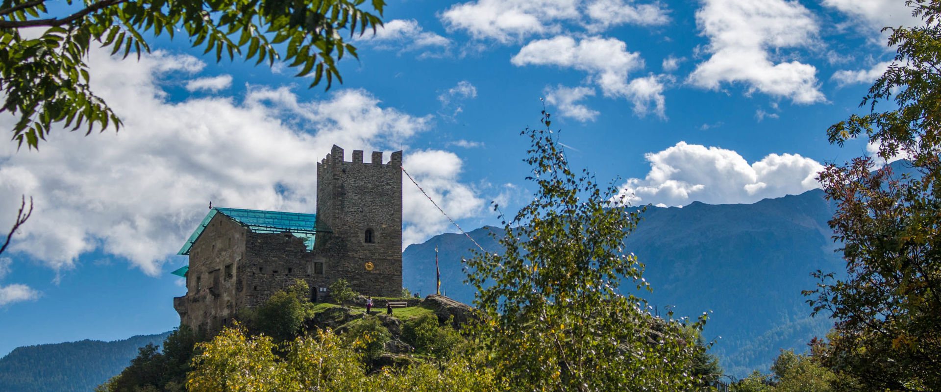 Das Schloss Juval thront auf einem felsigen Hügel.