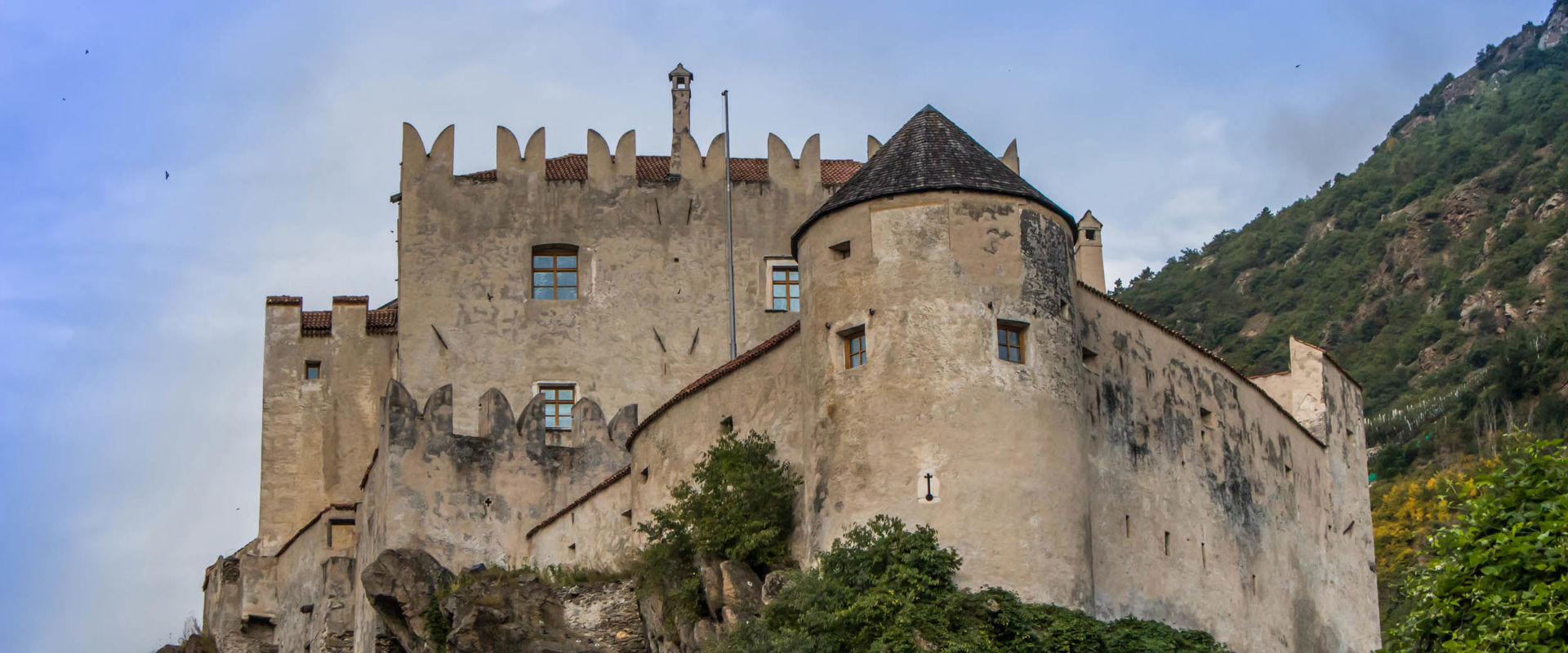 Kastelnell Das Schloss Kastelbell thront auf einem felsigen Felsvorsprung.