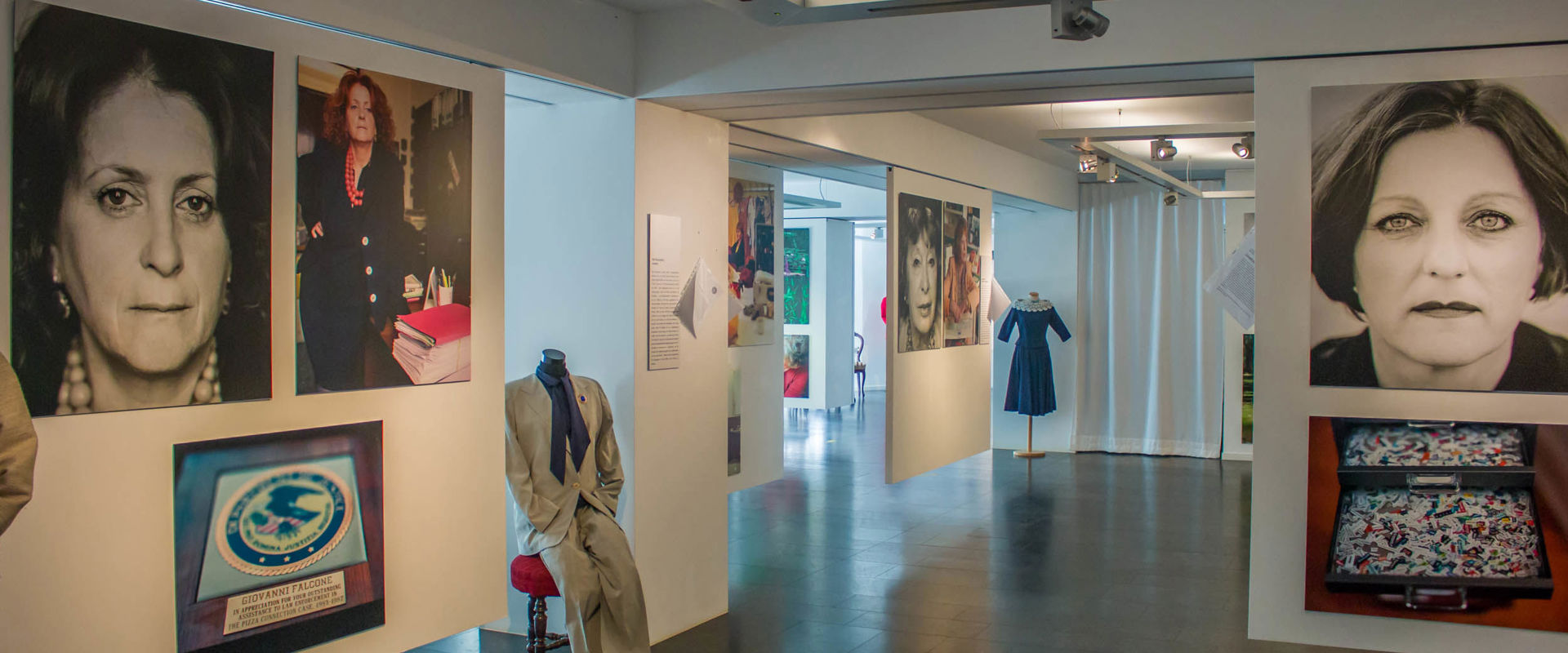 Foto mit Bildern der Ausstellung.