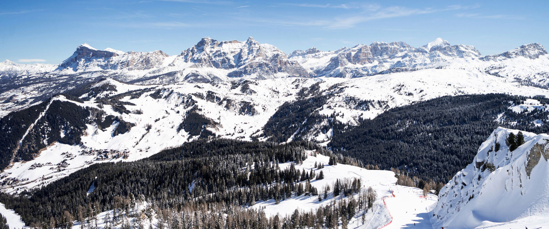 Corvara Skipiste in Corvara mit Blick auf die verschneiten Dolomiten bei Corvara