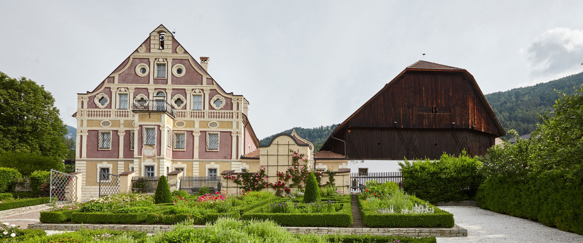 Südtiroler Landesmuseum für Volkskunde Altes schönes Haus und Bauernhof daneben mitten im Grünen.