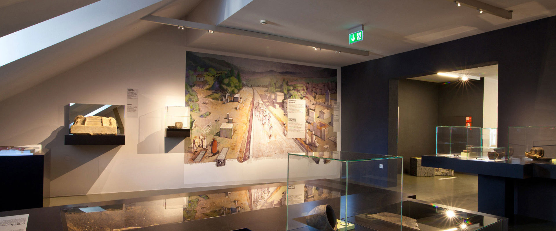 Museum Mansio Sebatum Beleuchteter Innenbereich des Museums.