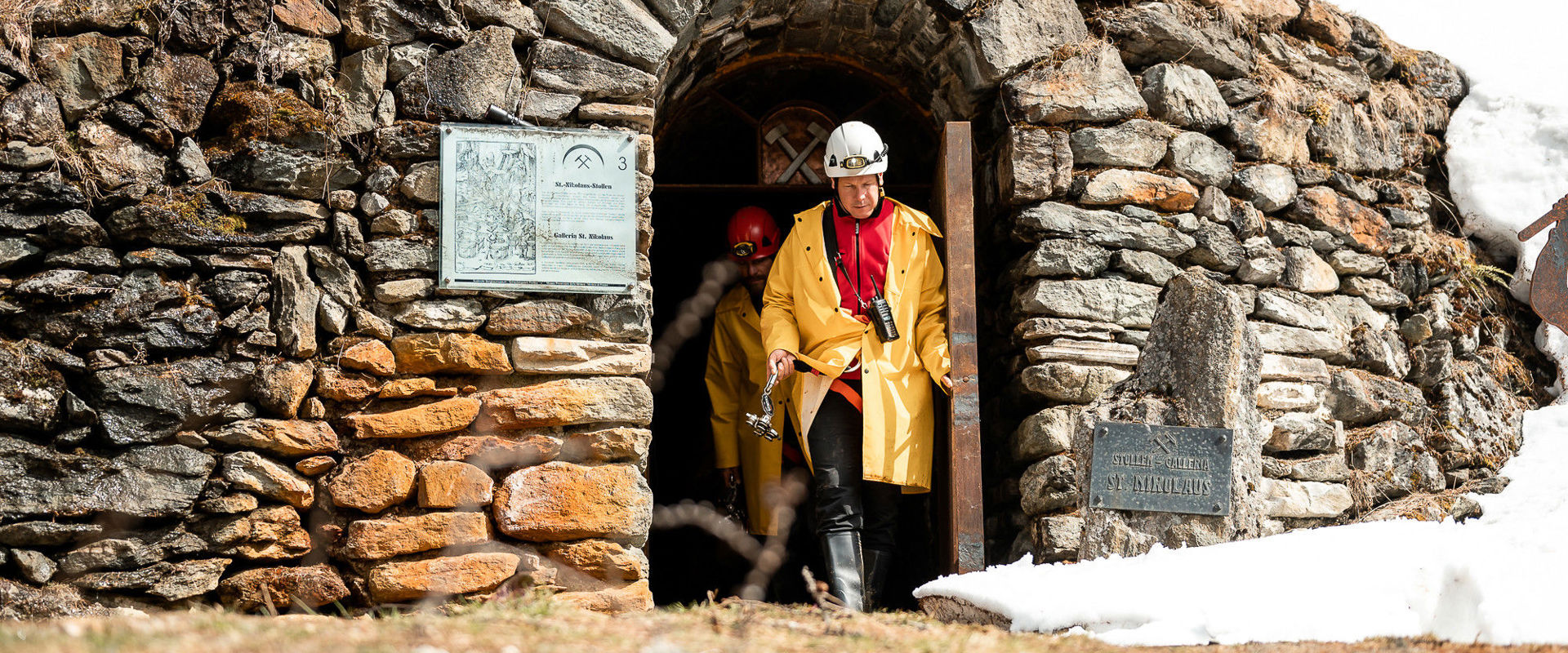 Bergbaumuseum Prettau Leute gehen aus den Stollen heraus.
